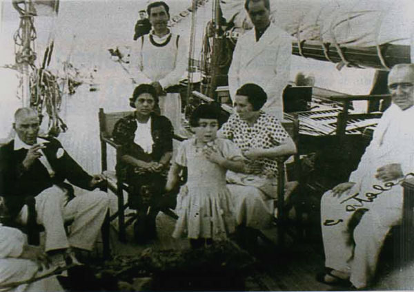 Alain Giraud — duvarlarda asılı aile fotoğrafları